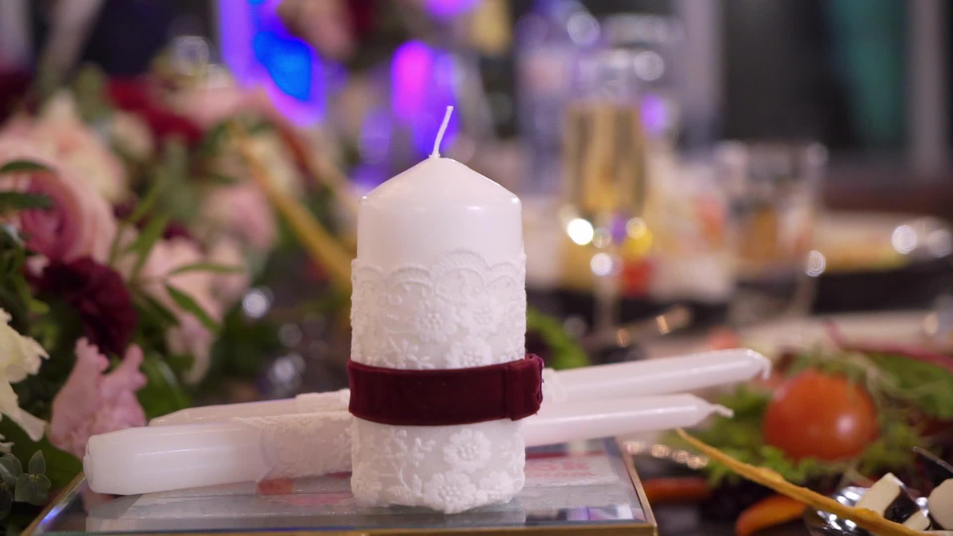 装饰蜡烛在庆典桌上视频的预览图