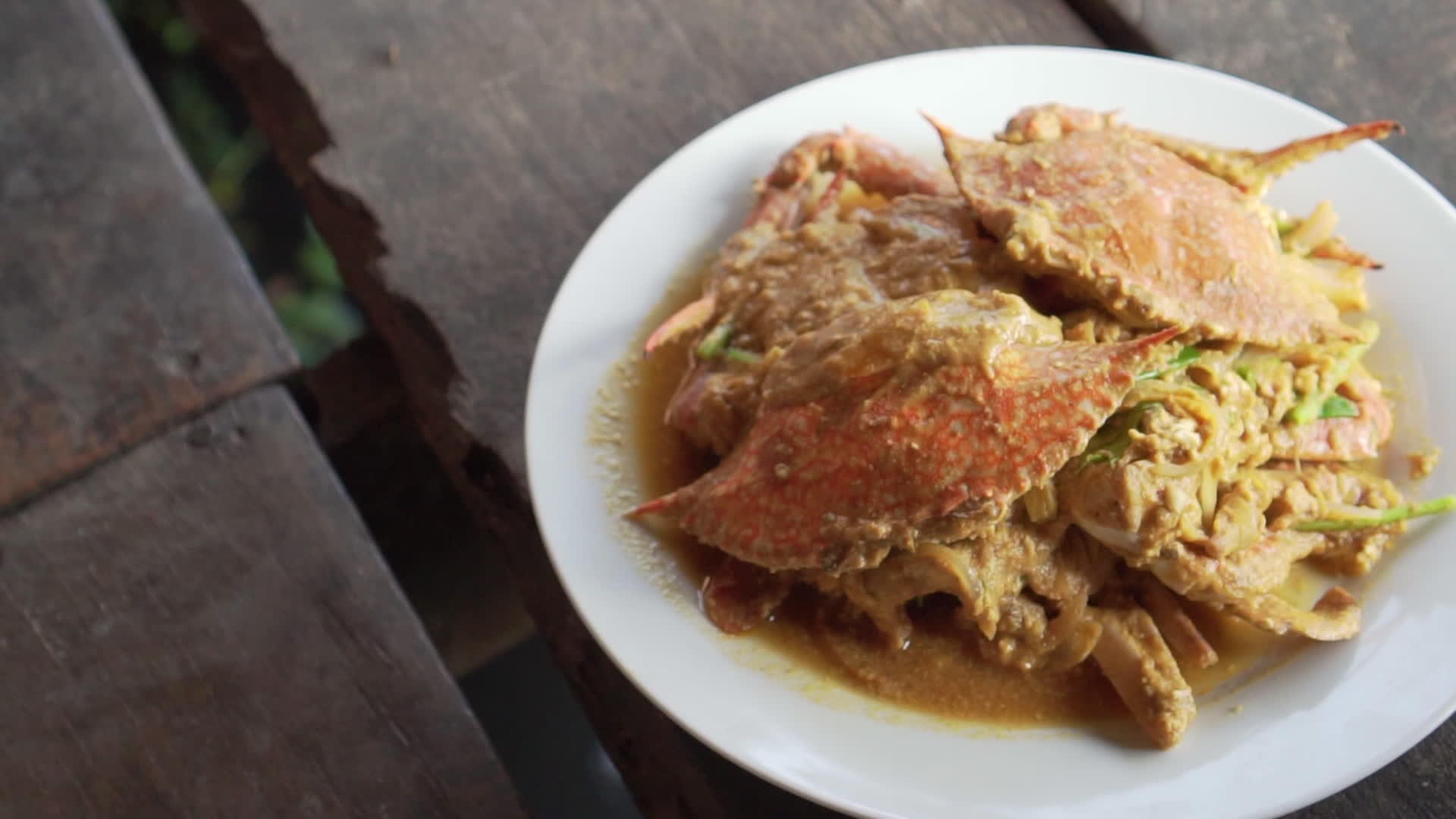 用咖喱粉搅拌炸蟹用木地板作为美味的海鲜食品视频的预览图