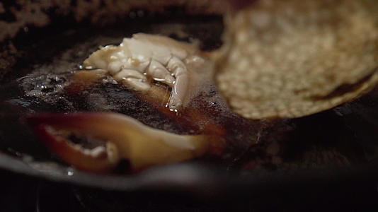蟹肉在锅里炸成一锅煮油海鲜菜单是开胃菜不健康视频的预览图
