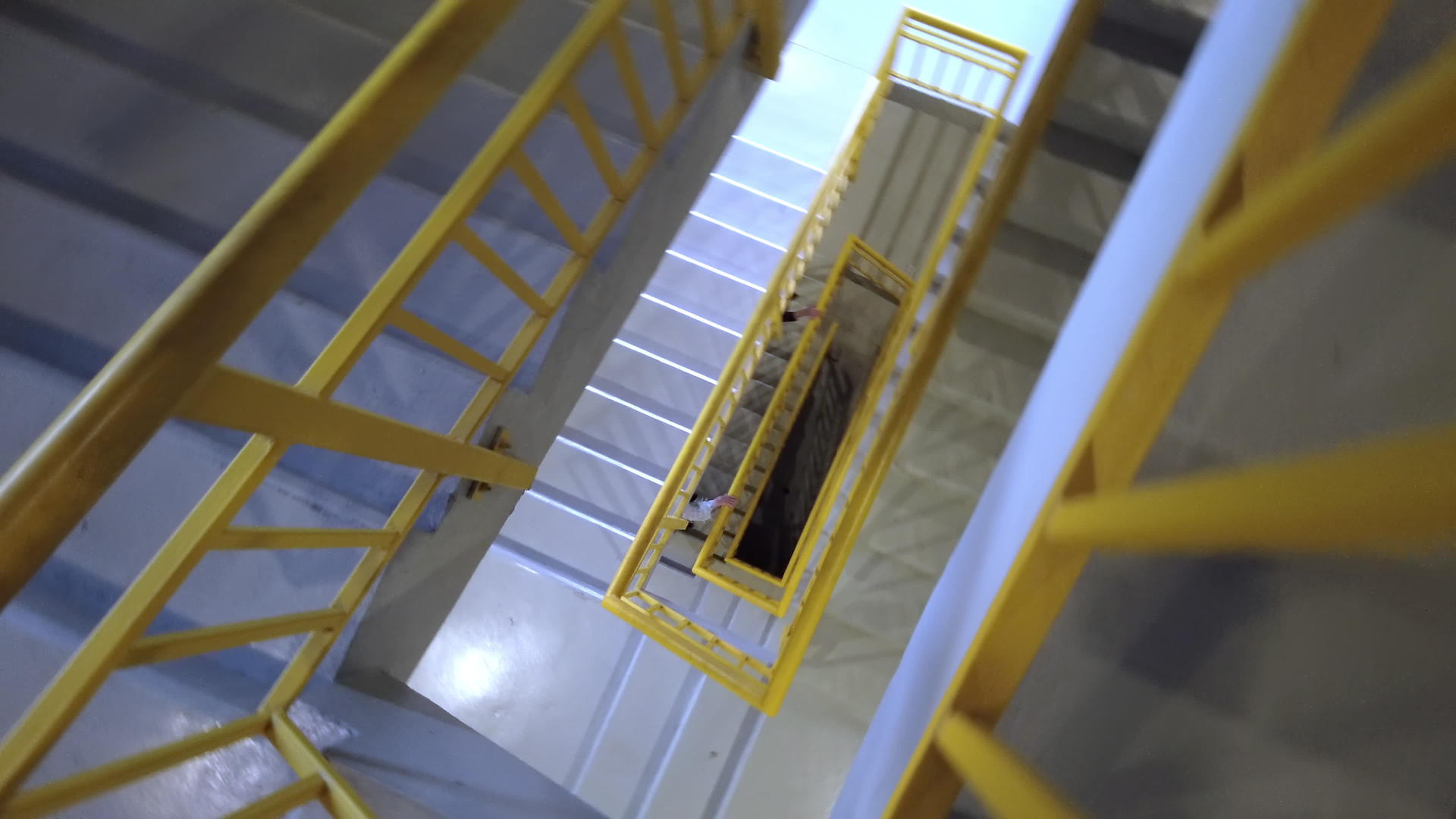 在酒店大楼的螺旋楼梯上行走视频的预览图