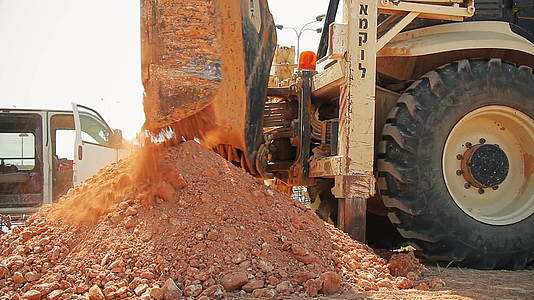 在建筑工地安装钻井装置的拖拉机视频的预览图