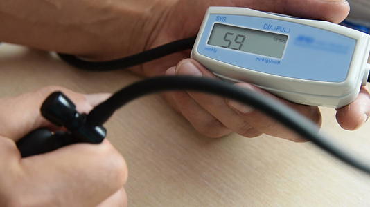 男人在家里测量血压视频的预览图