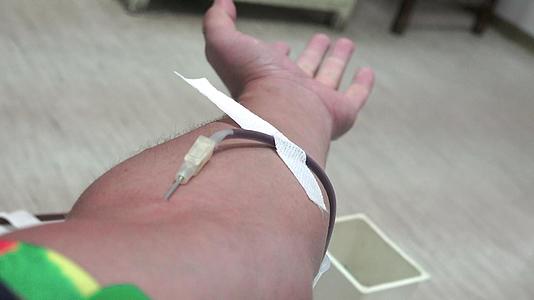 一名商人的右臂在医院接受了血液检查、医疗保健和慈善视频的预览图