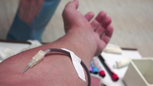 一名商人的右臂在医院接受了血液检查、医疗保健和慈善视频的预览图