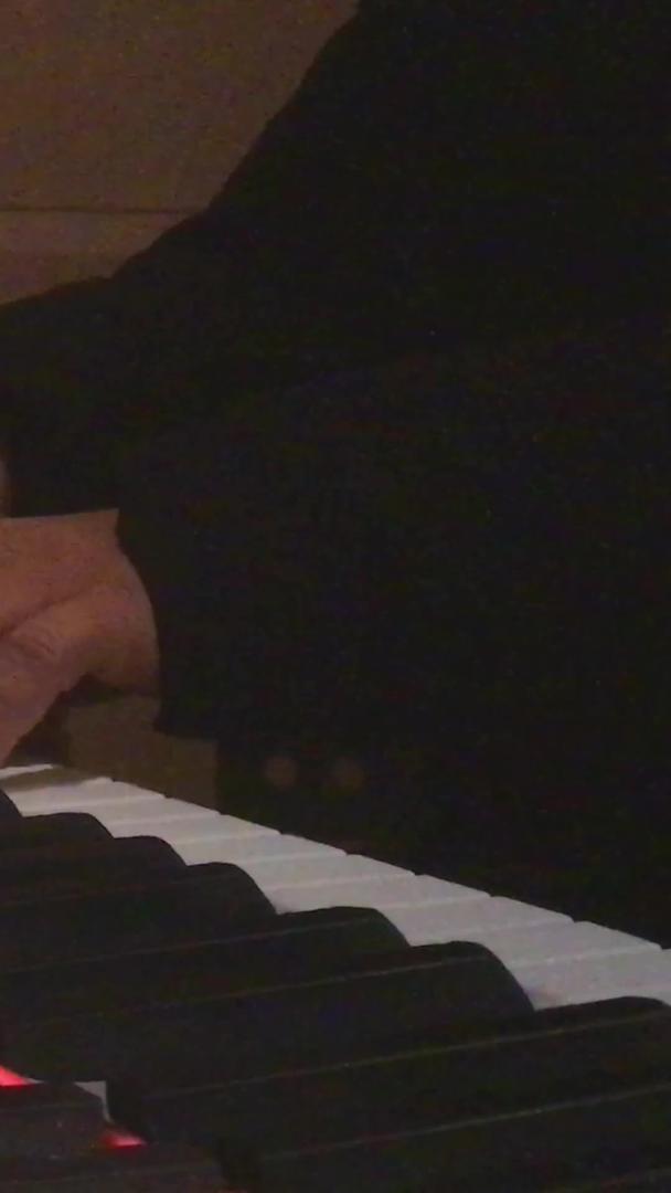 舞台上弹钢琴的人艺术表演材料视频的预览图
