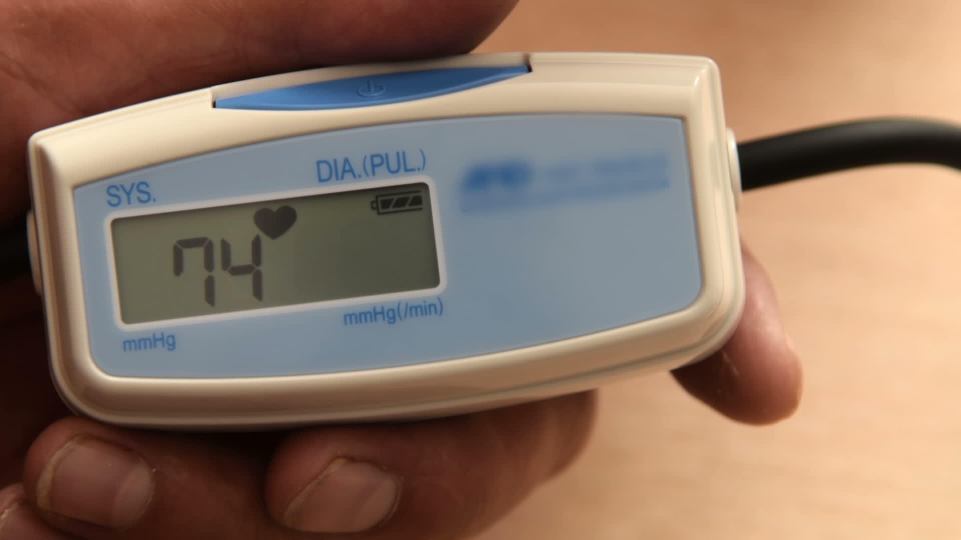 在家里检查血压的男人视频的预览图