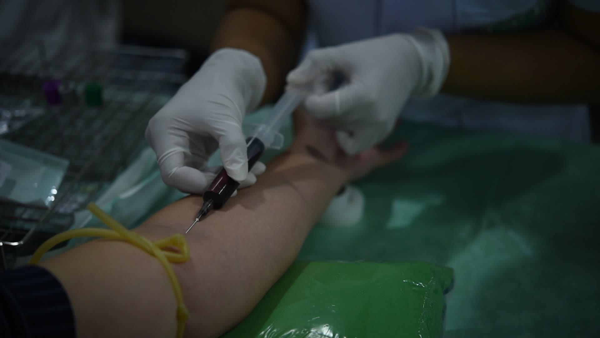 在医院进行验血；血；视频的预览图