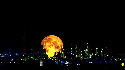 月亮血液丰富月亮移动太轻炼油厂和深夜天空视频的预览图