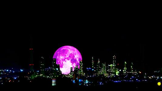 粉色收获月亮移过轻油炼油厂和黑暗夜空视频的预览图