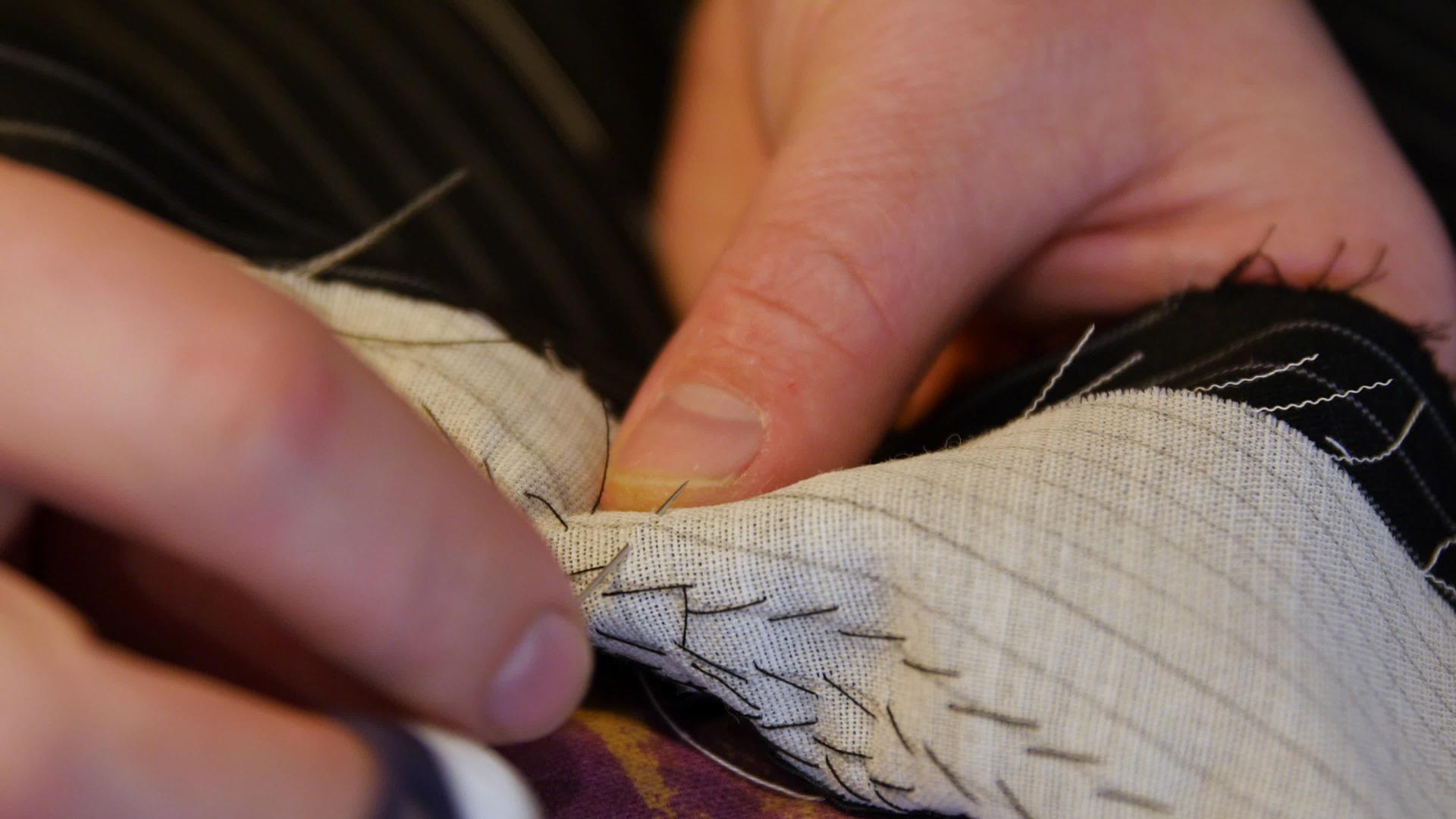 缝纫缝纫板缝制夹克和薄膜下层使其更坚固并保持它视频的预览图