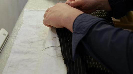 第一次安装衣服的熟练裁缝解构特写镜头视频的预览图