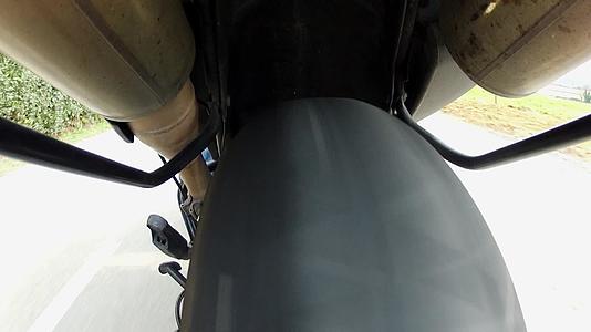 骑摩托车后轮风景视频的预览图