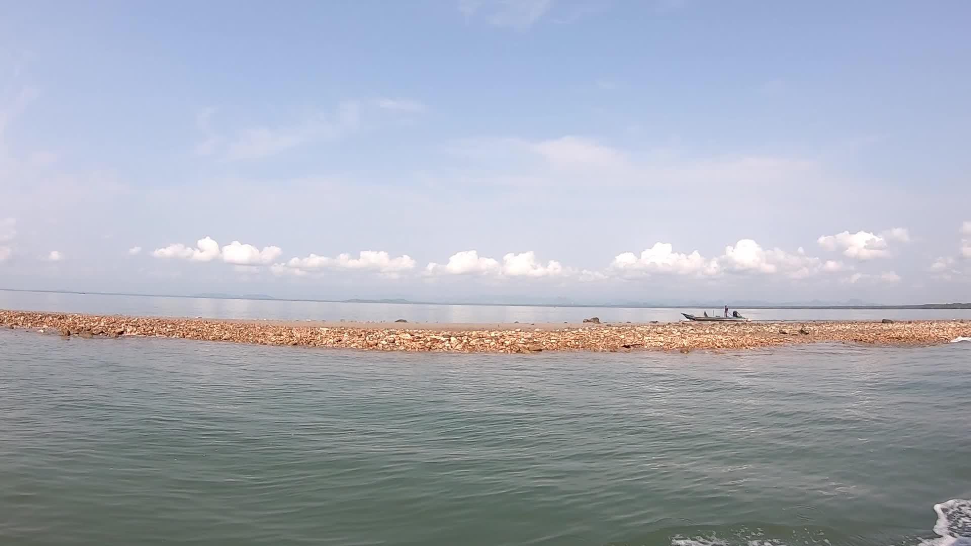 这张照片来自一艘在海上行驶的船和一艘喷在水下的渔船视频的预览图