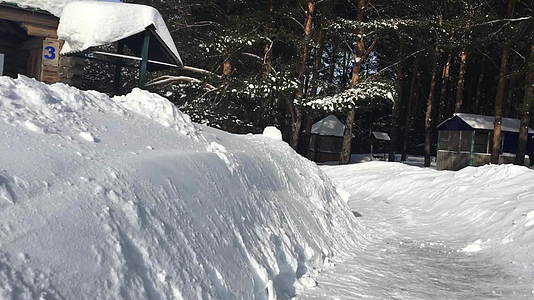 冬天娱乐中心用木制雪覆盖滑雪板视频的预览图