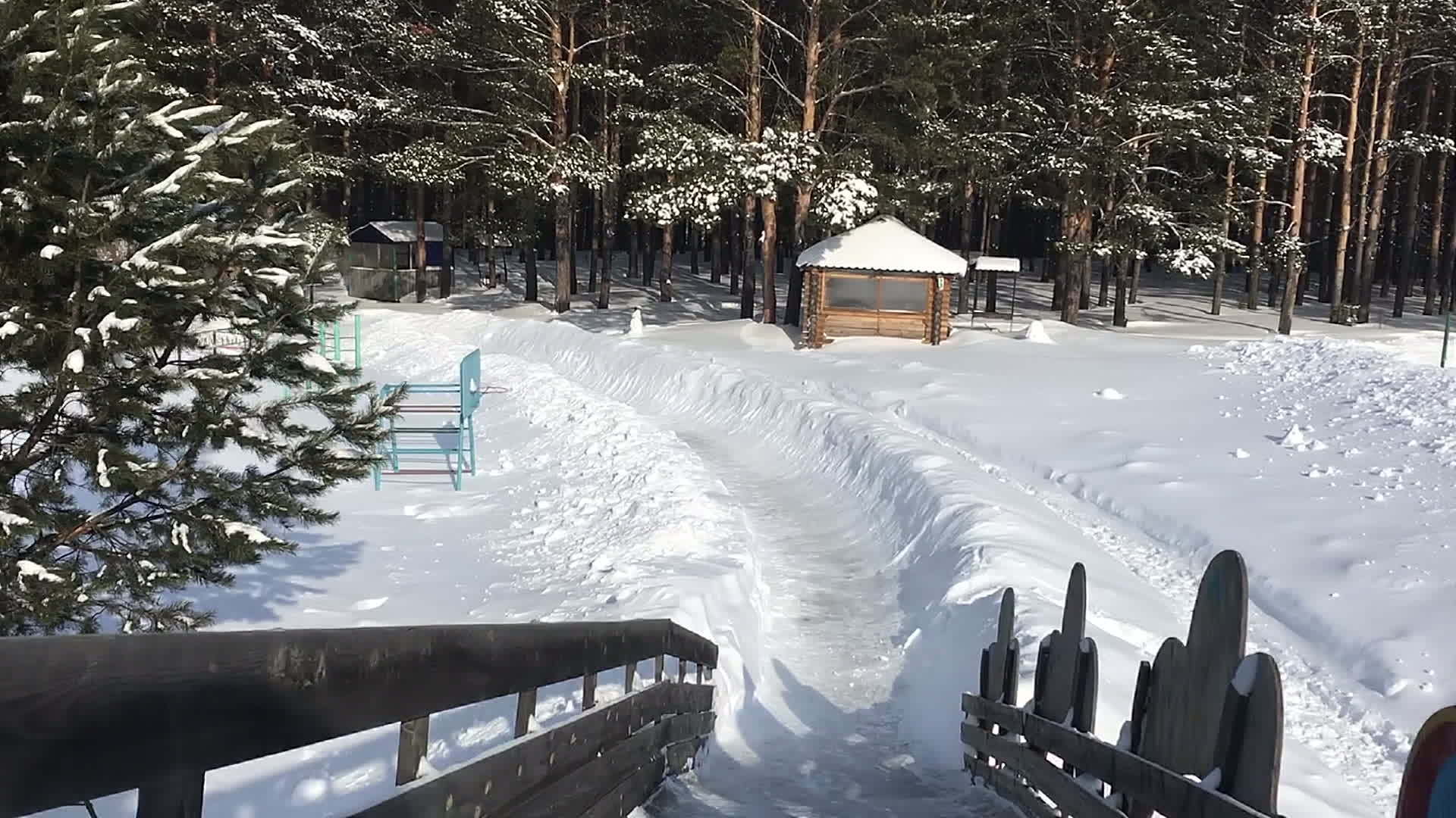 冬天在娱乐中心滑雪的木制滑雪板上视频的预览图