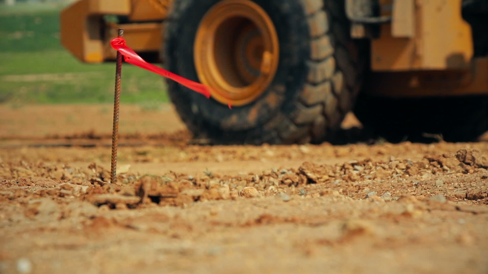 使用推土机的拖拉机在一个建筑工地上搬运土壤视频的预览图