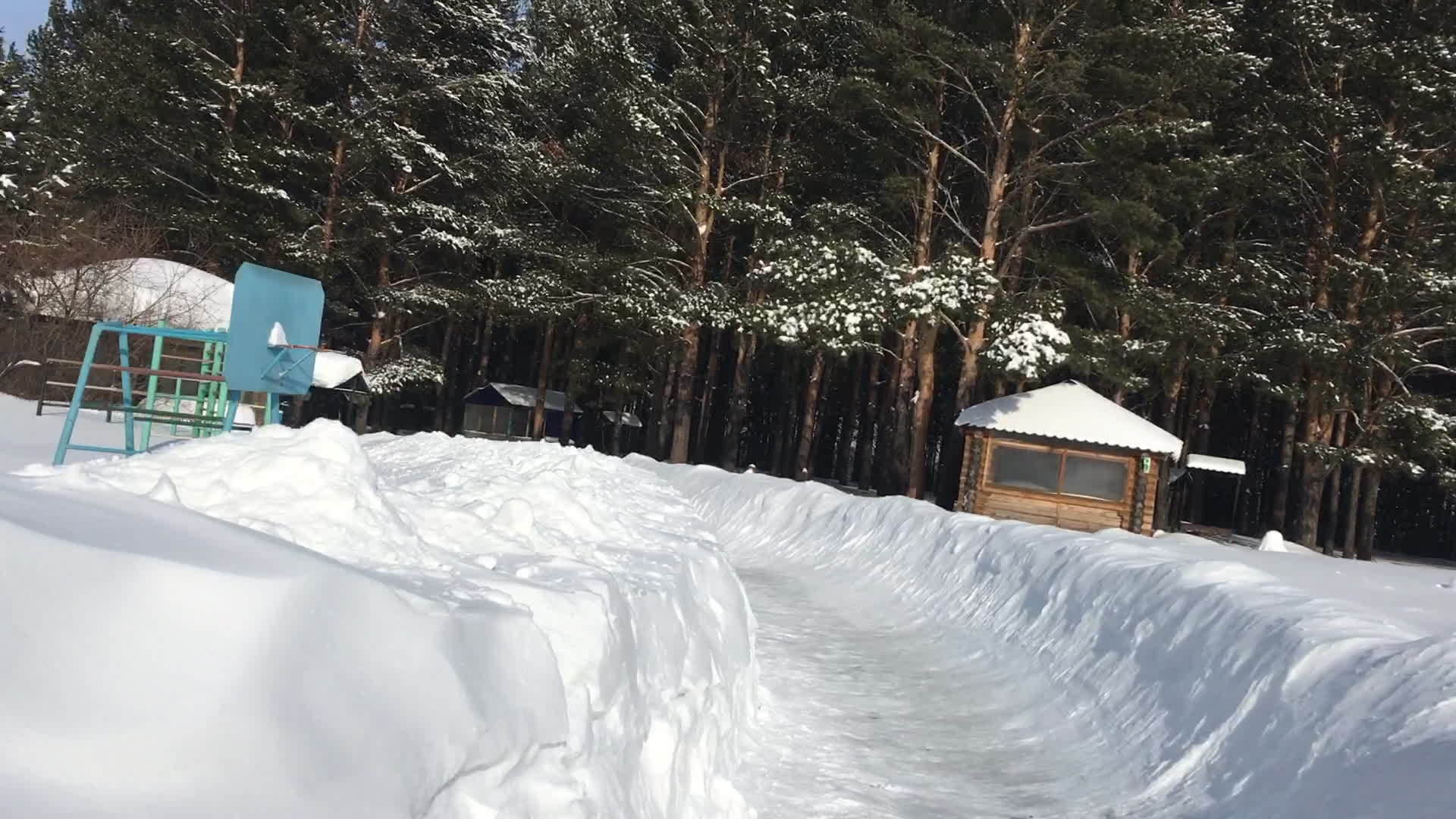 冬天在娱乐中心滑雪的木制滑雪板上视频的预览图