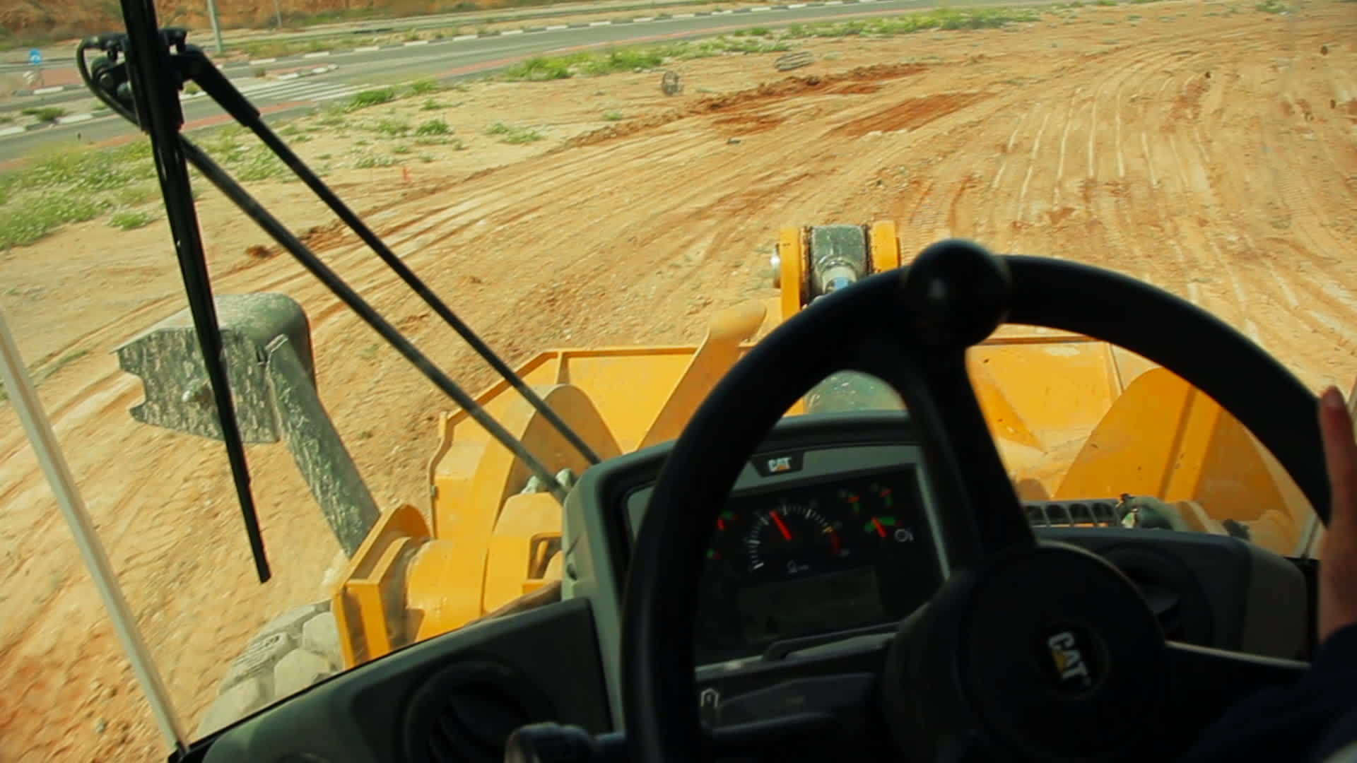 用推土机在建筑工地上移动土壤的拖拉机-从拖拉机上看视频的预览图