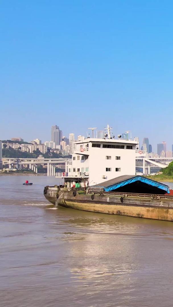 航拍重庆长江船经过长江经济带视频的预览图