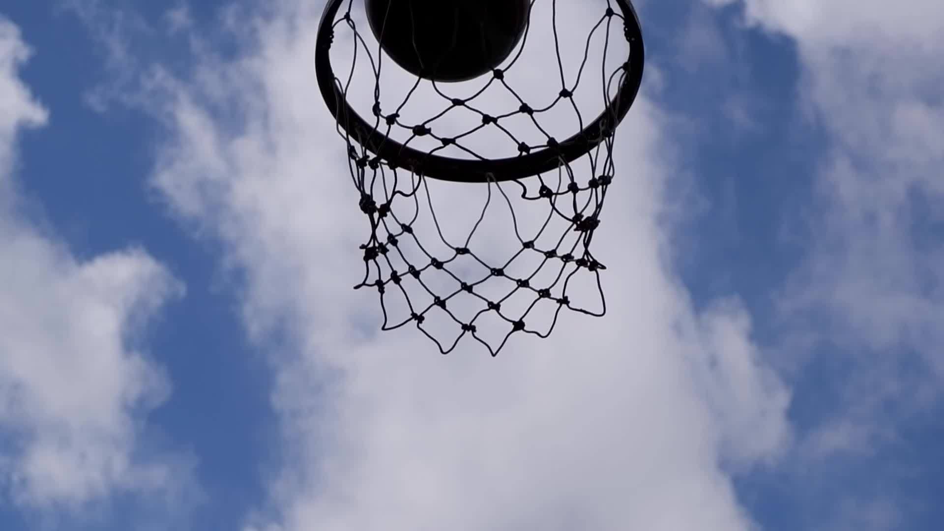 缓慢的弹片底部漂浮在篮球圈中美丽的云层底部视频的预览图