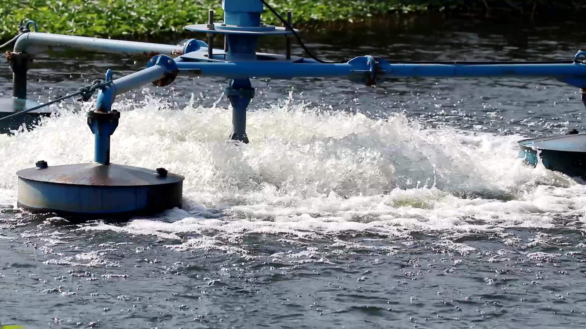 用于水源的增氧机通过使用螺旋桨向水中添加氧气来增加氧气值视频的预览图