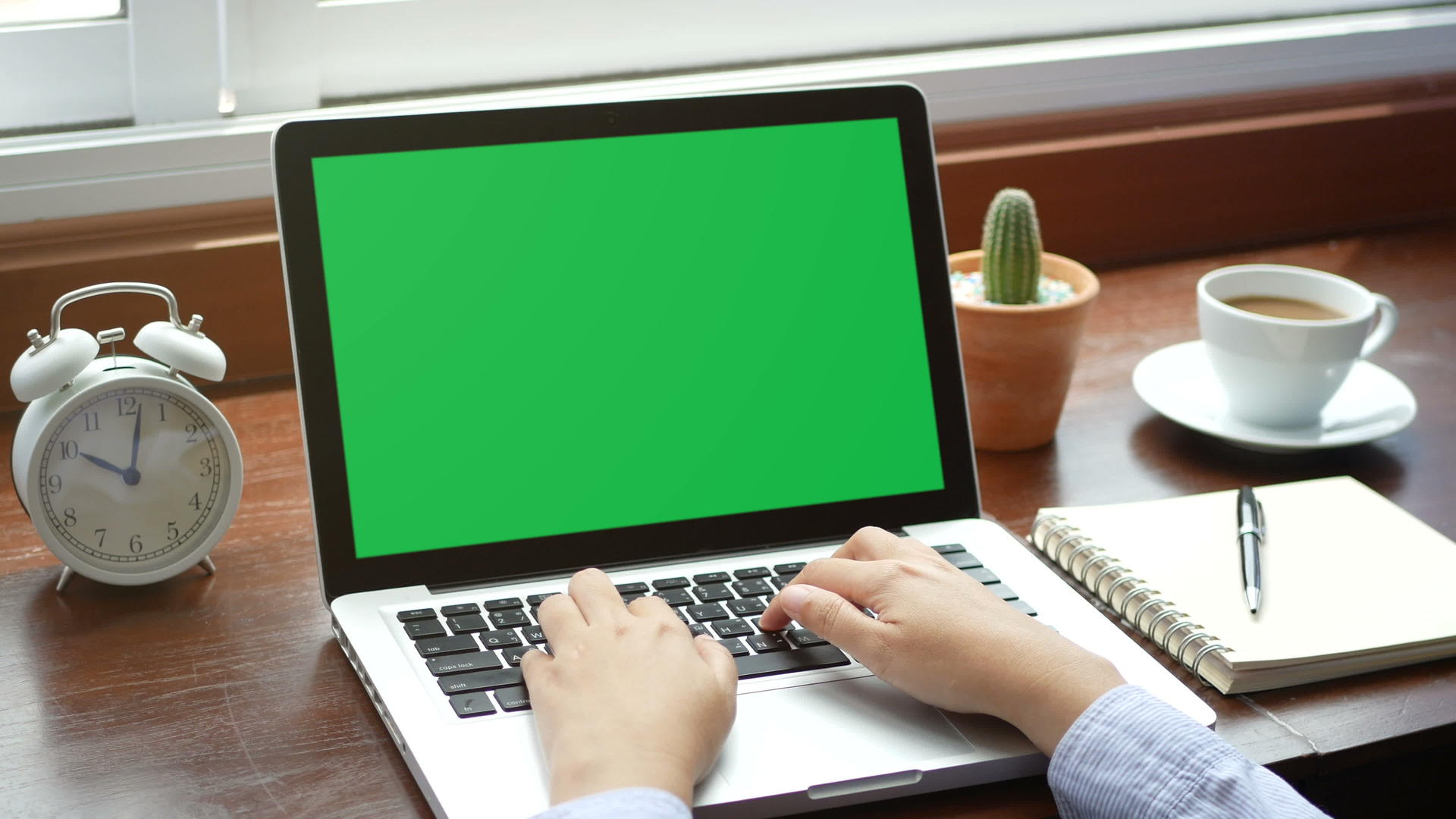 4K女性使用笔记本电脑用手指和键盘打字视频的预览图