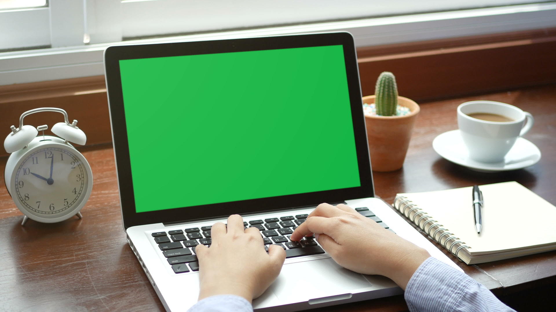 4K女性使用笔记本电脑用手指和键盘打字视频的预览图