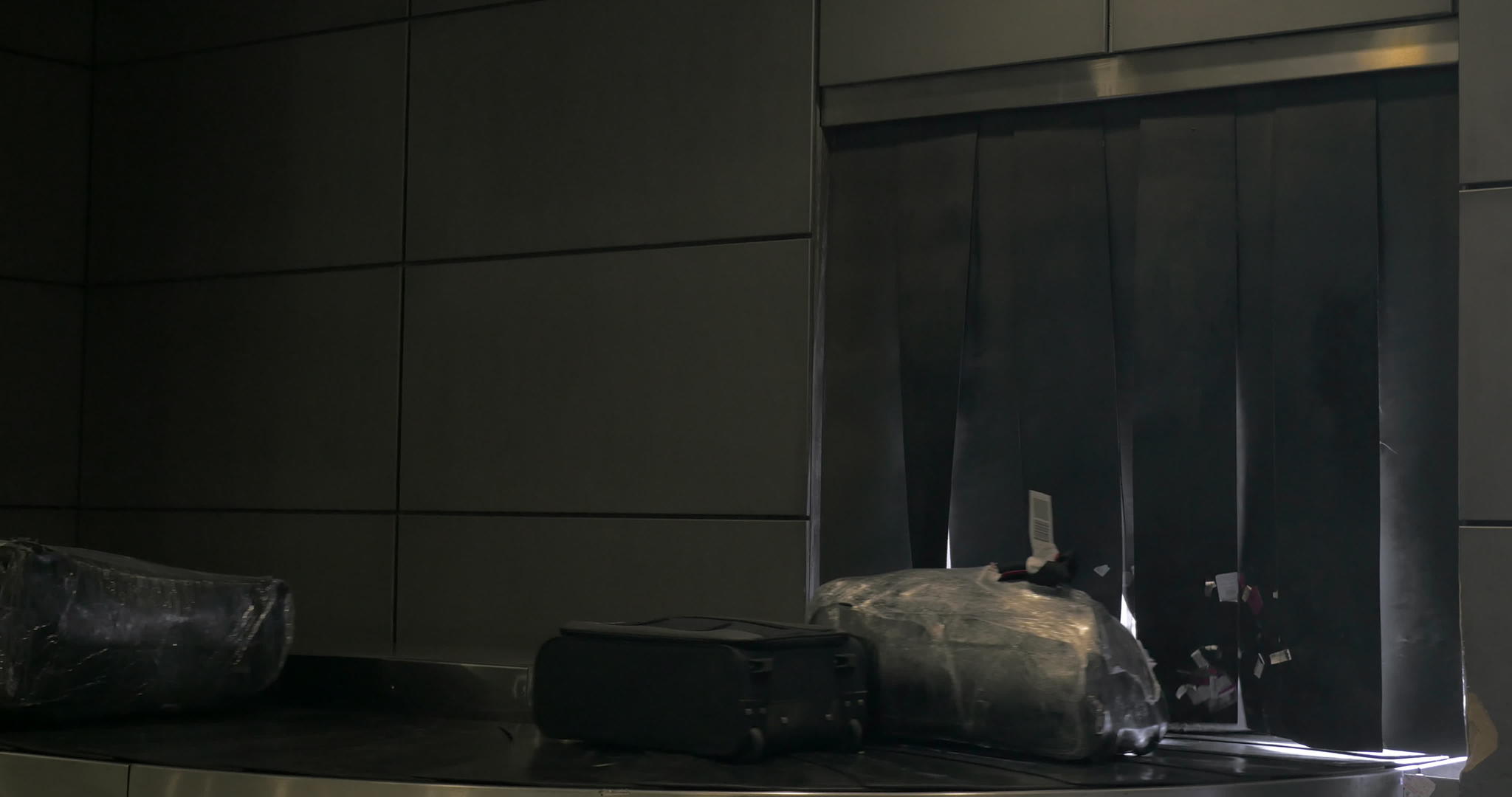 行李车厢上的旅行袋和手提箱视频的预览图