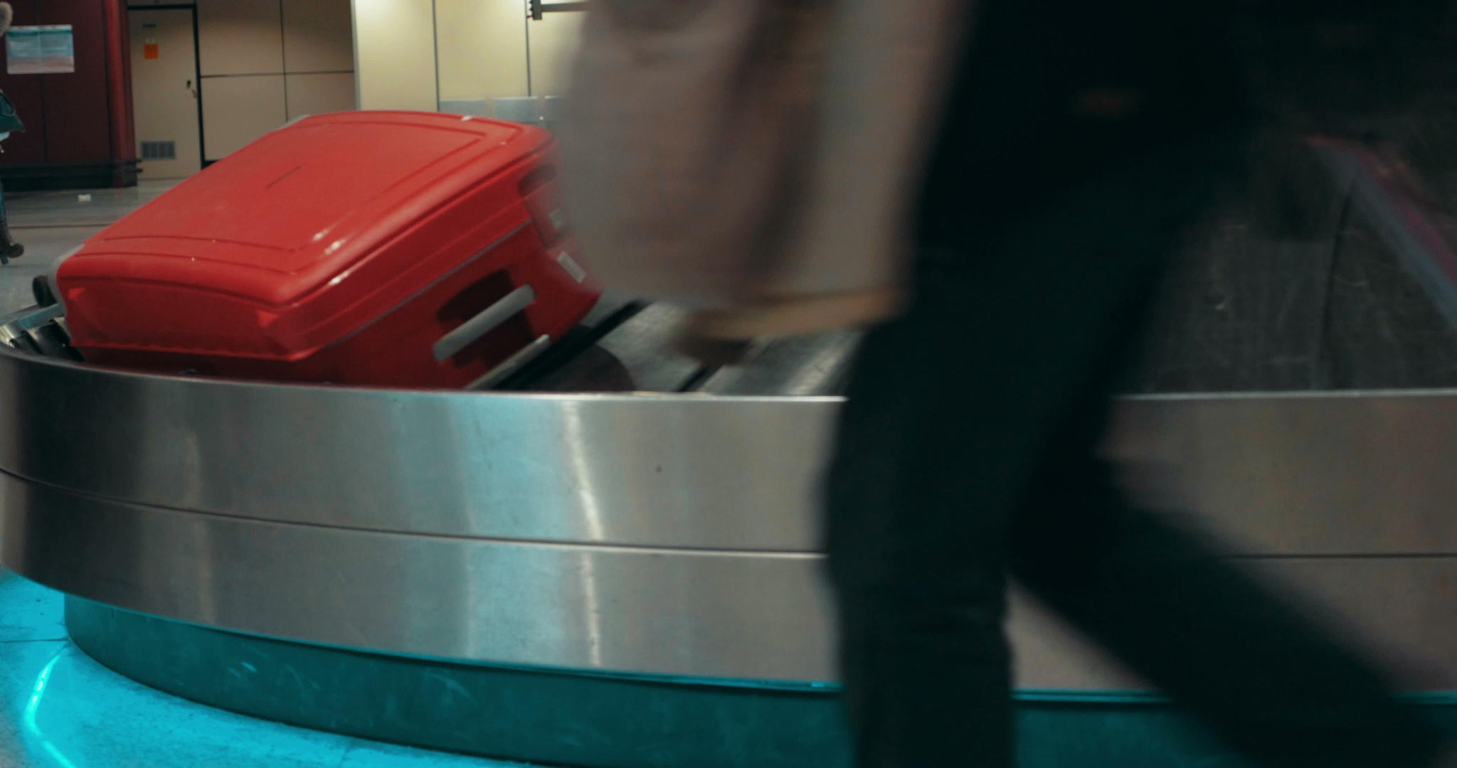 行李箱在运输带上等待视频的预览图
