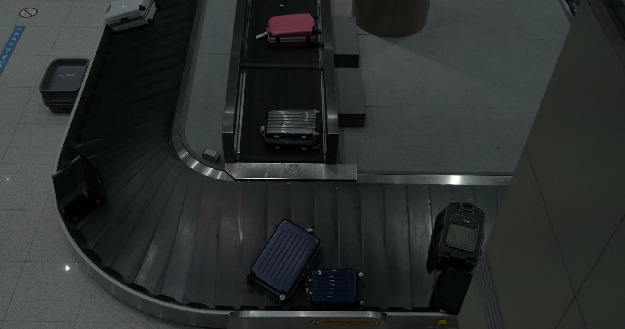 行李到达机场传送带到达机场视频的预览图