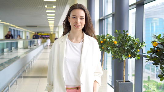 年轻女子航空公司的乘客带着行李在国际机场视频的预览图