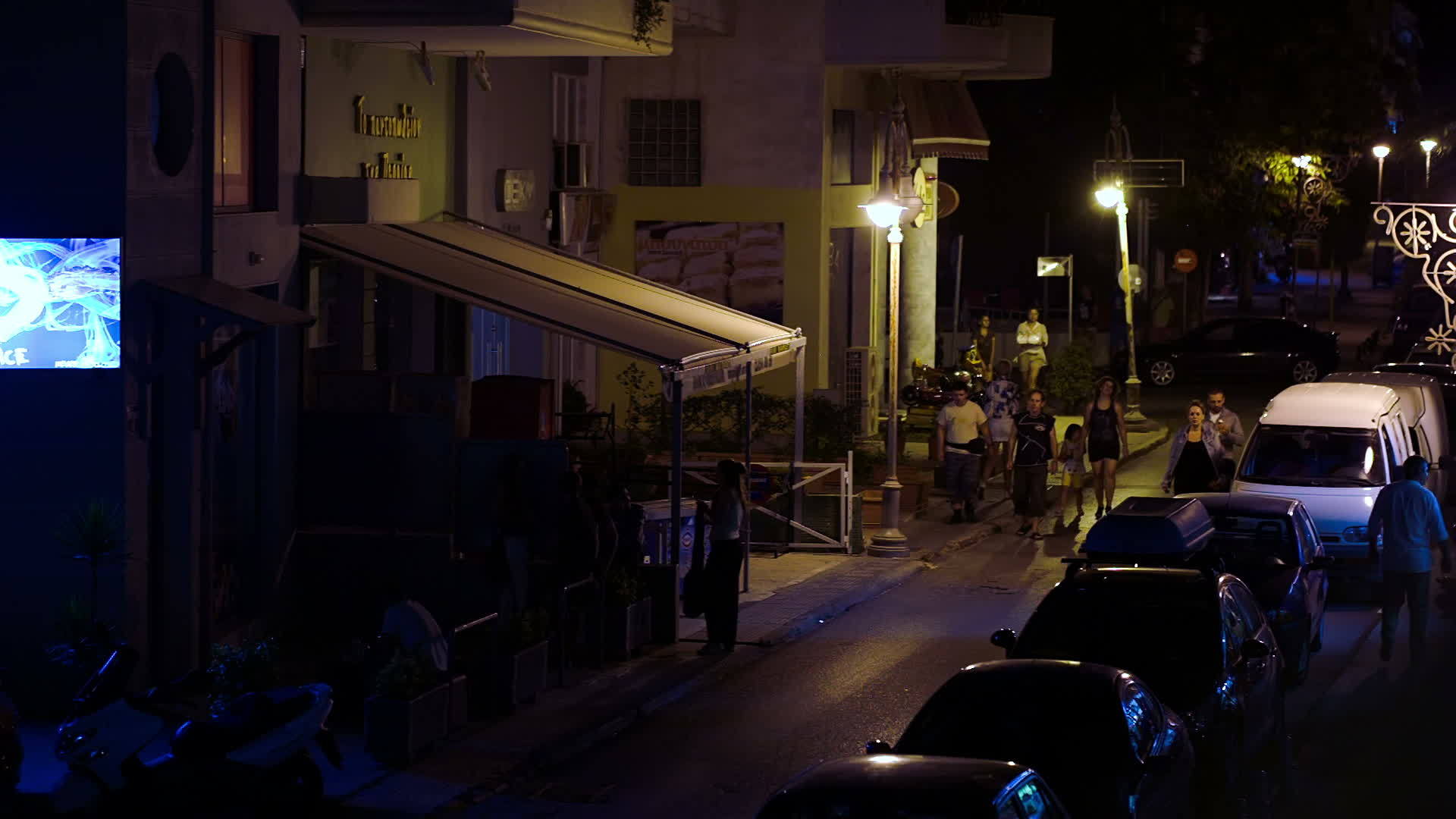 晚上人们走在狭窄的街道上视频的预览图