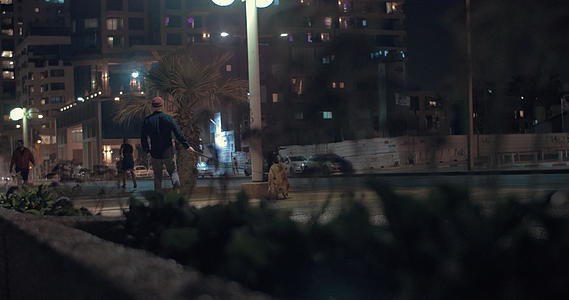 晚上人们在街上拨打电话AvivIsrael视频的预览图