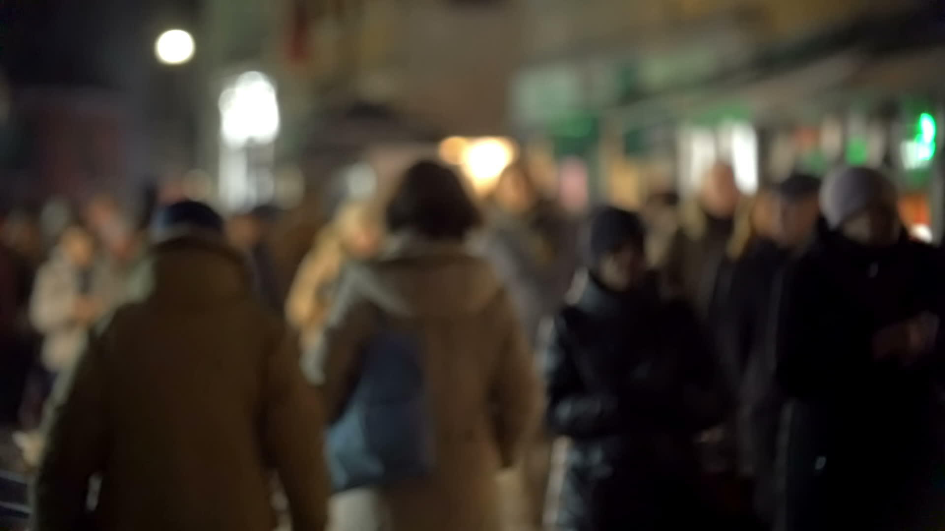 晚上街上的人口贩运活动视频的预览图