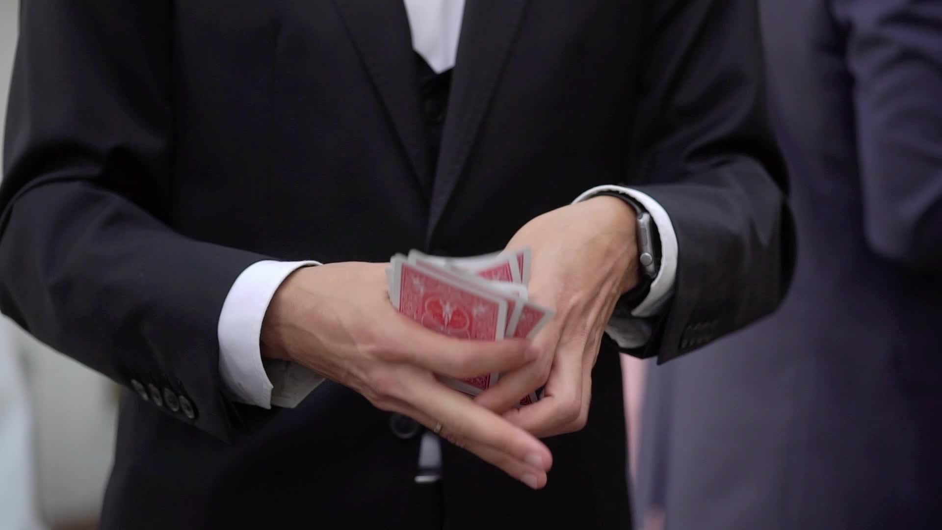 魔术师男展示街头魔术卡片视频的预览图