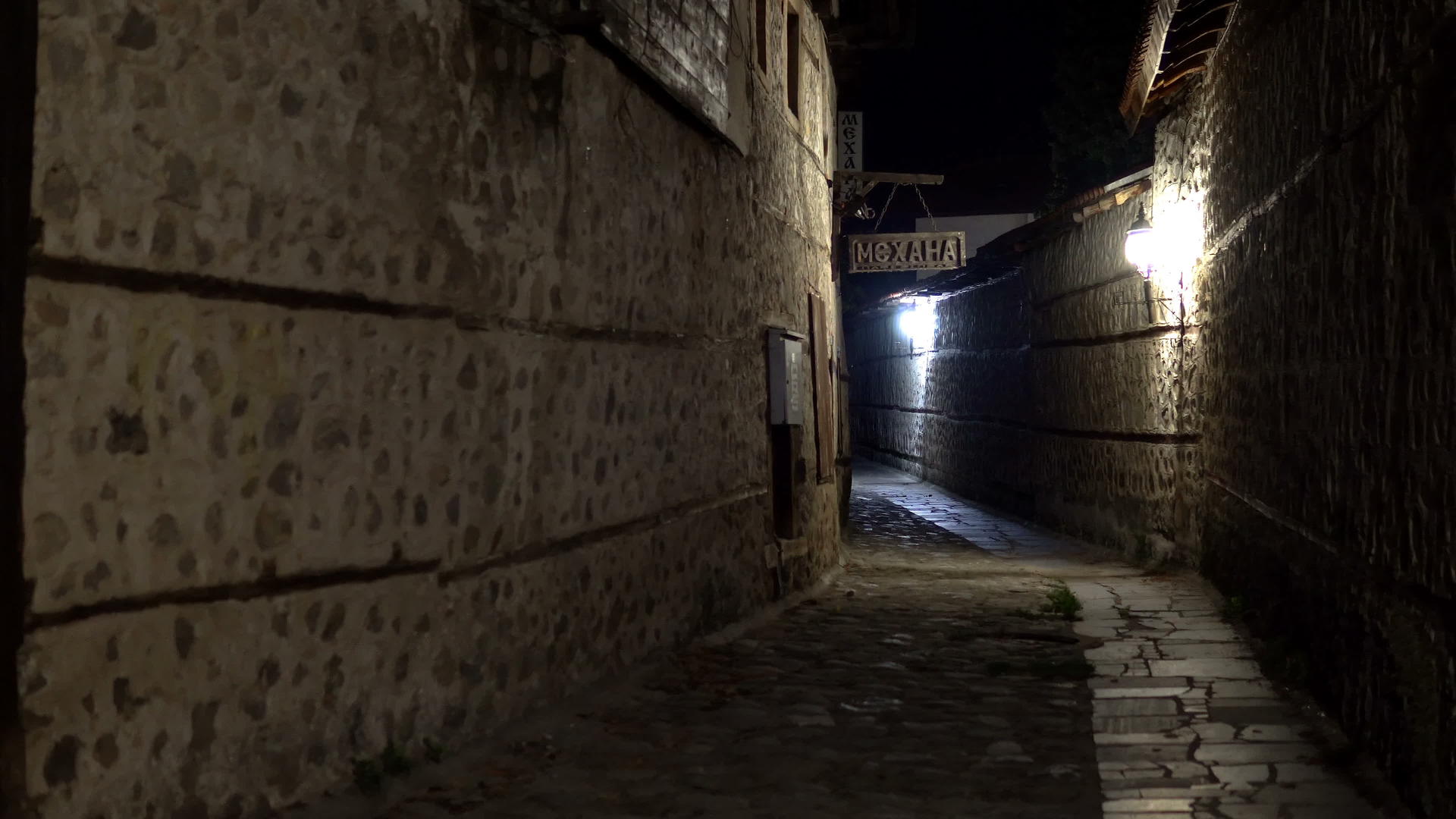 布加里岛古老的黑暗小巷Branko老房子和街道视频的预览图