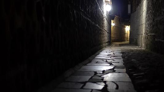 神秘狭窄的小巷有石路灯笼视频的预览图