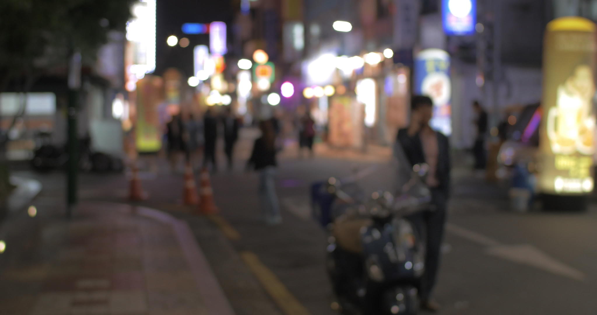 晚上韩国南部的汉城街挂着一条街道上面挂着商店的横幅视频的预览图
