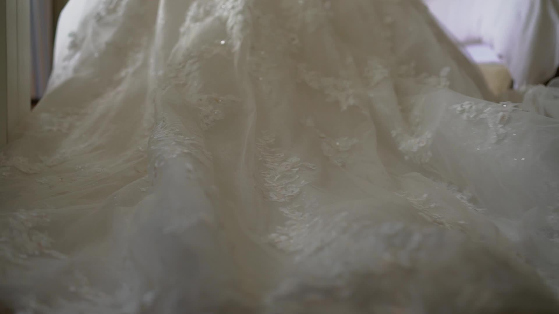 年轻的新娘穿着白色豪华的婚纱视频的预览图