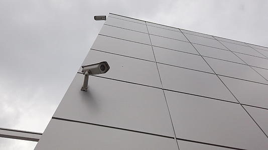 安装在现代建筑墙上的视频监控摄像头视频的预览图