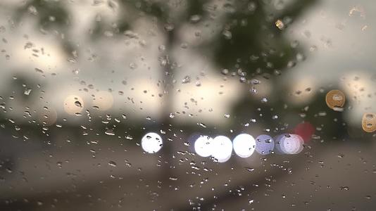 汽车挡风玻璃有选择地集中雨水视频的预览图