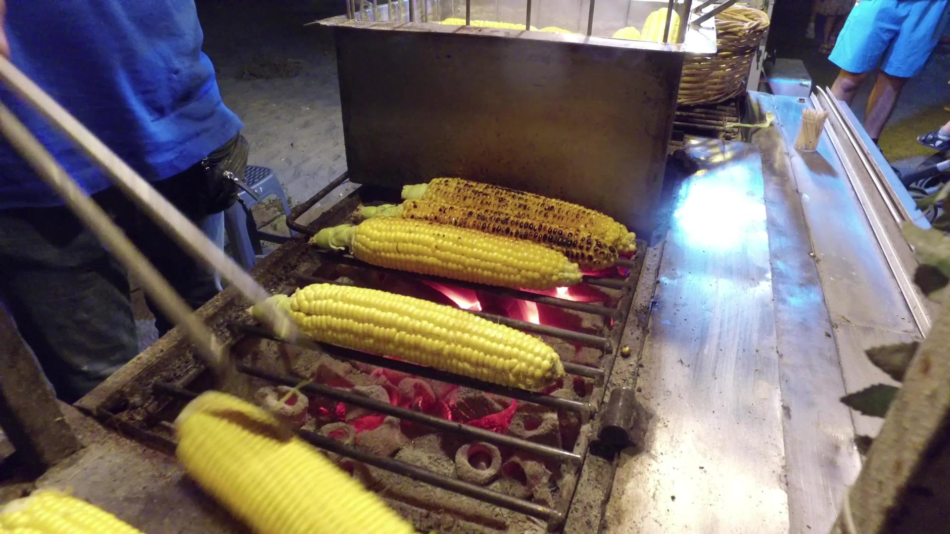 街上的玉米烧烤是城市里最常见的食物之一视频的预览图