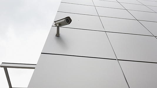 安装在现代建筑墙上的视频监控摄像头视频的预览图