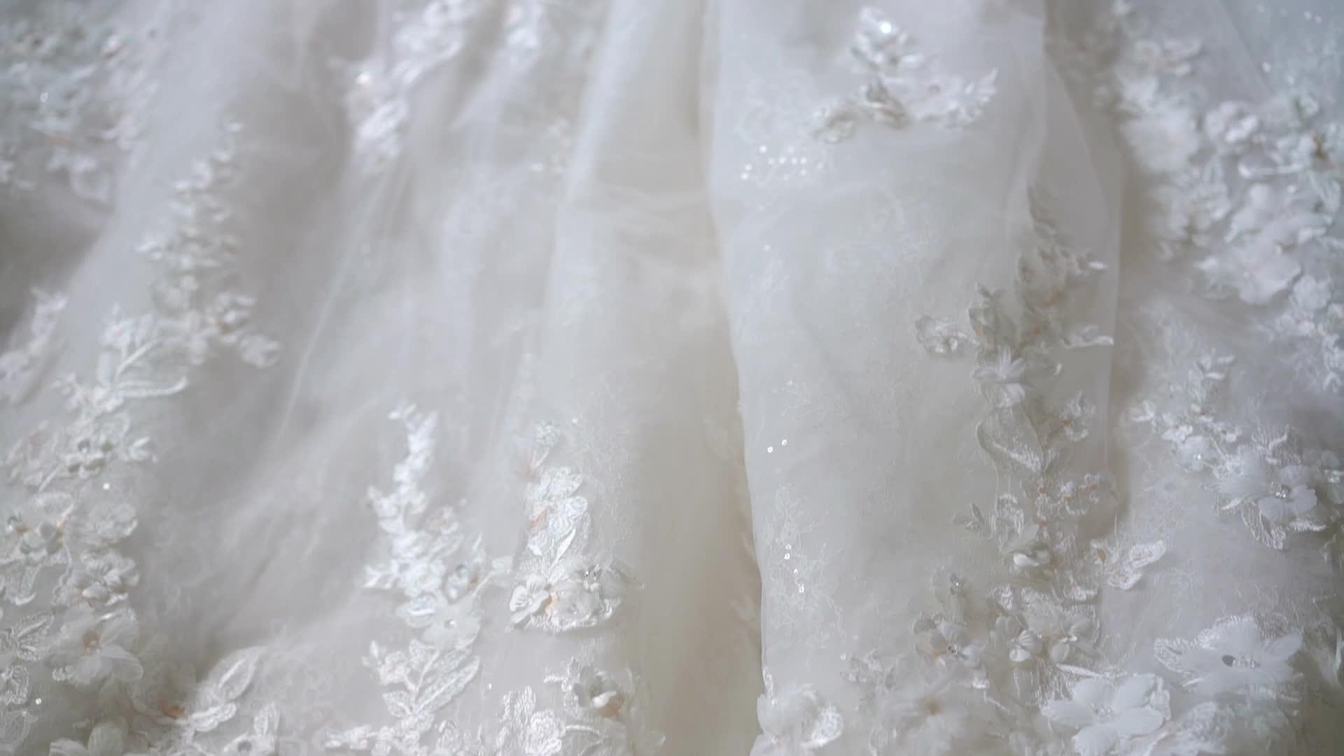 年轻的新娘穿着白色豪华的婚纱视频的预览图