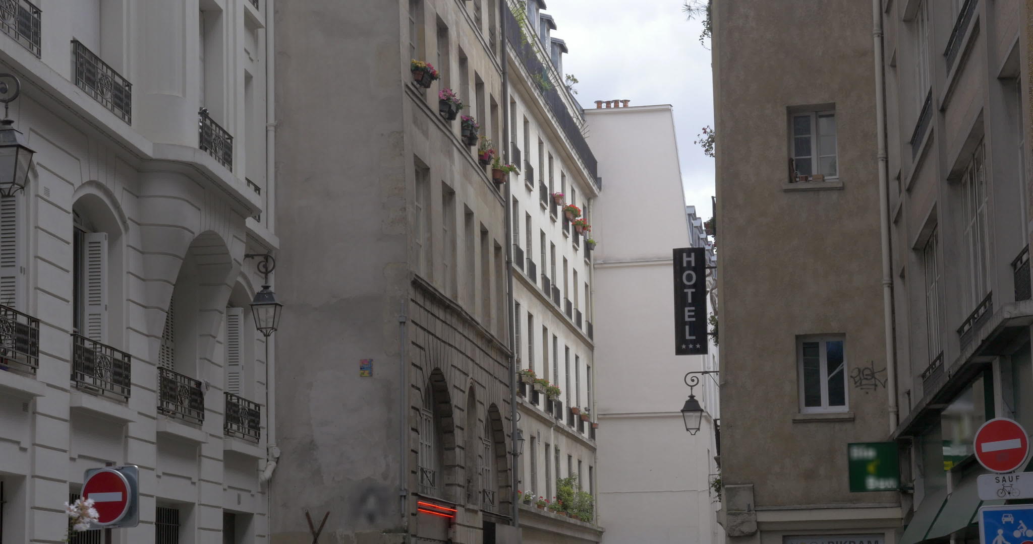 巴黎街的横幅挂在大楼上视频的预览图