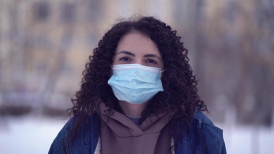 城市里的漂亮女人戴着口罩来预防疾病SARSCoV视频的预览图