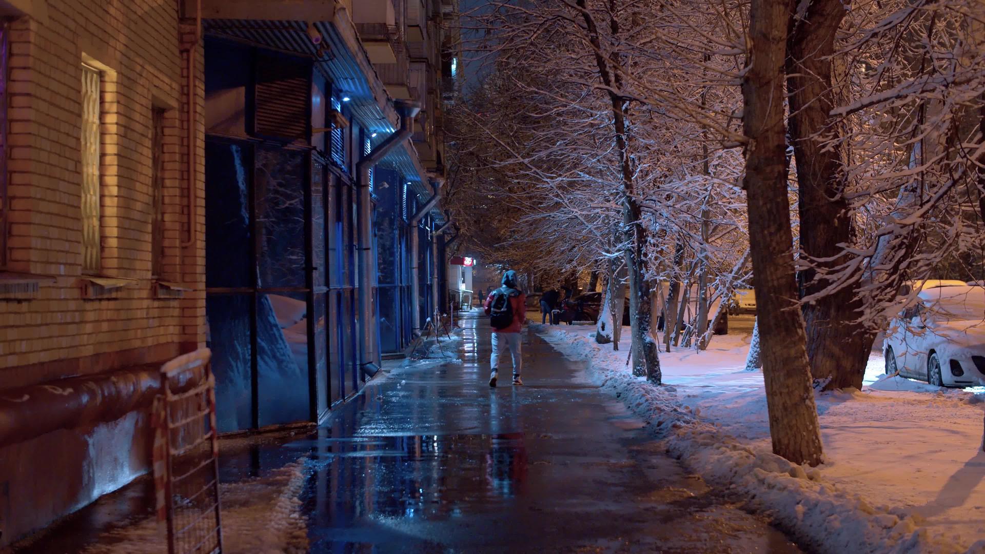 冬雪之夜的城市街道视频的预览图