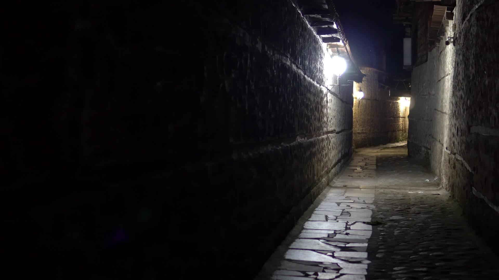 深夜欧洲的黑暗恐怖街道视频的预览图