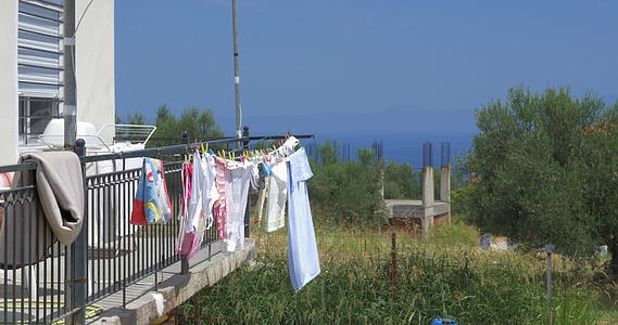 洗完衣服后在阳台上烘干衣服视频的预览图
