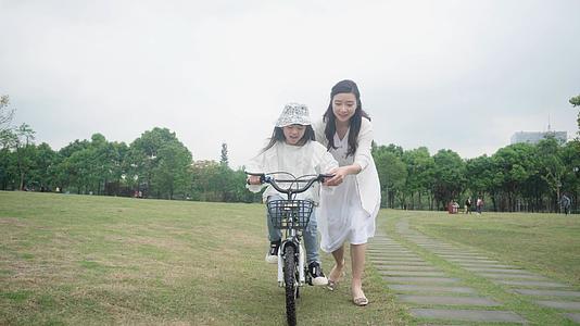 4K实拍妈妈教孩子骑自行车视频的预览图